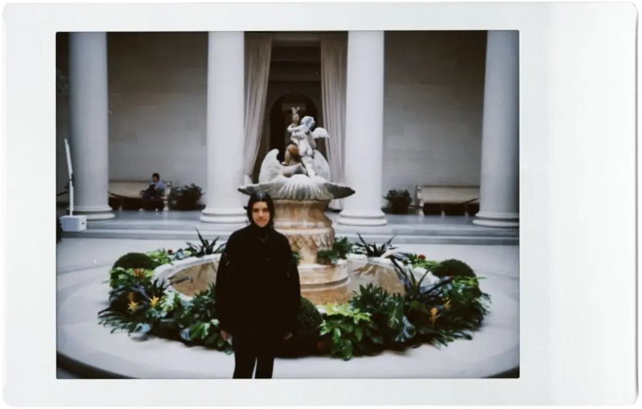 Foto de Keisy Ledezma junto a una fuente de agua