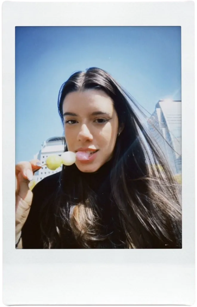 Foto de Keisy Ledezma comiendo dango